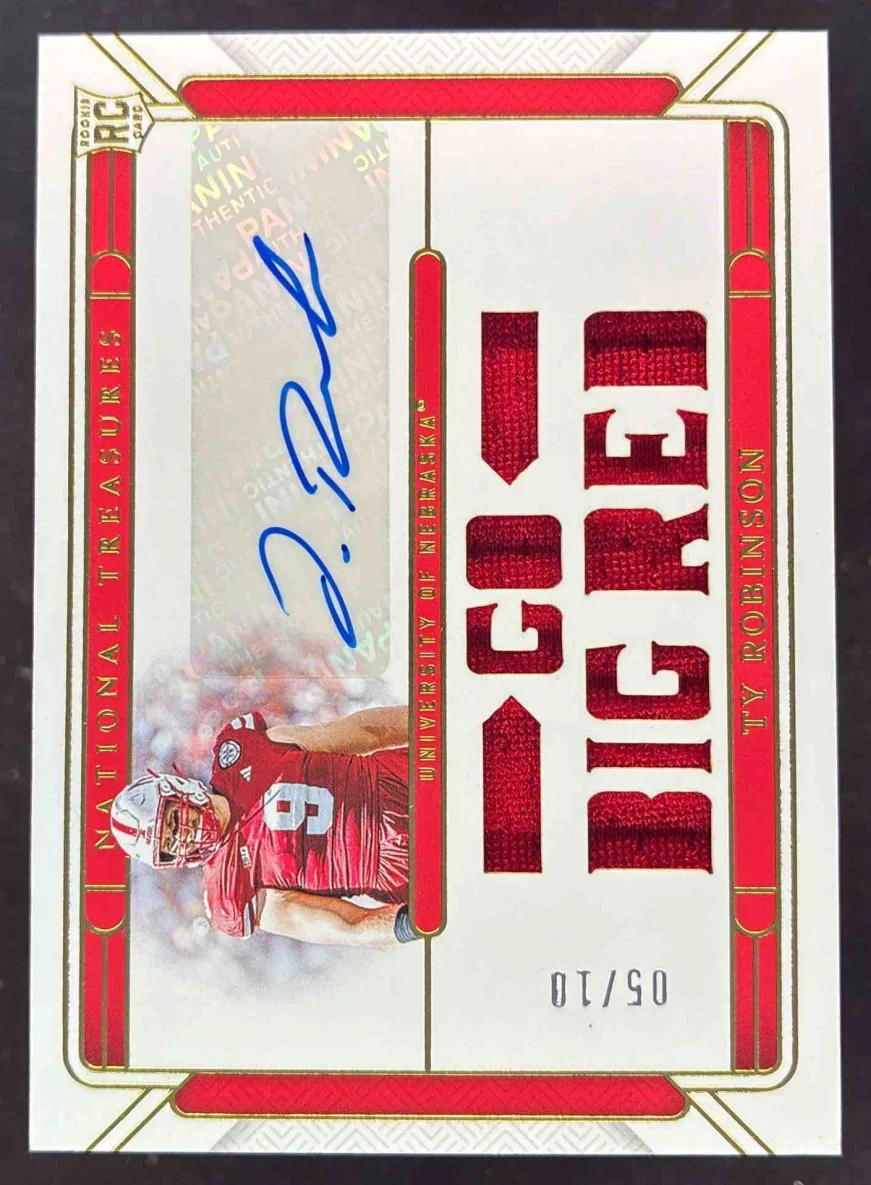 2025 National Treasures Collegiate Team Slogan Die Cut Gold Ty Robinson Auto /10