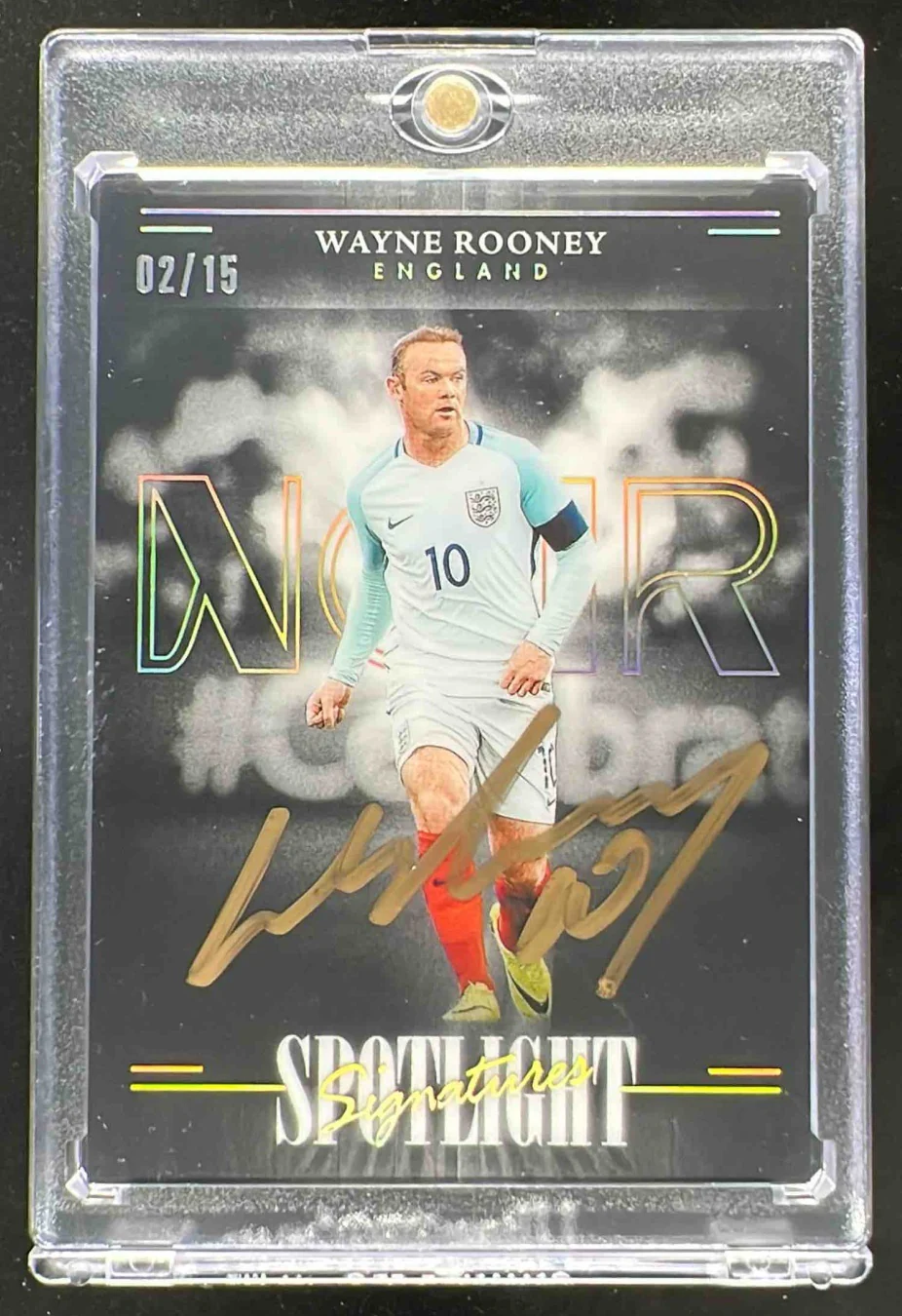 2024-25 Panini Noir Spotlight Signatures Vertical #33 Wayne Rooney Auto /15