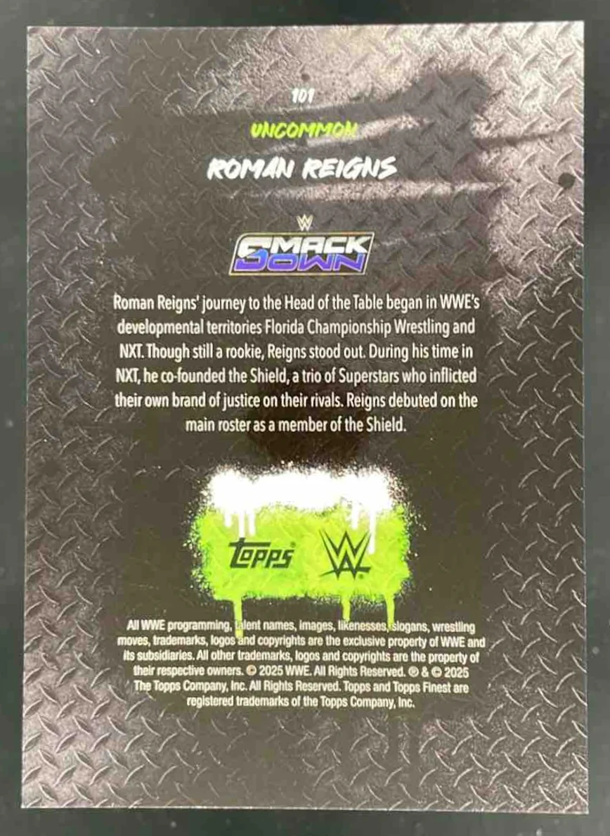 2025 Topps Finest WWE Uncommon Gold Refractor #101 Roman Reigns /25 - Image 2